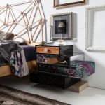 dormitorio con cama atomos y mesilla lux