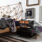 dormitorio con cama atomos y mesilla lux