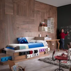 dormitorio ambiente con cama legos, escritorio y elementos lego